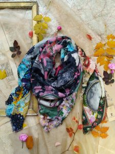 chale gris rose et bleu